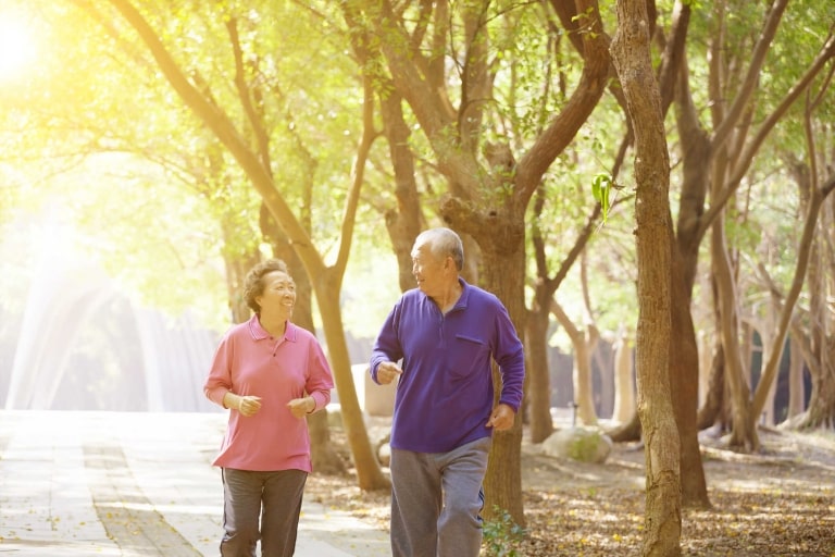 ĐAU KHỚP GỐI CÓ NÊN ĐI BỘ KHÔNG?