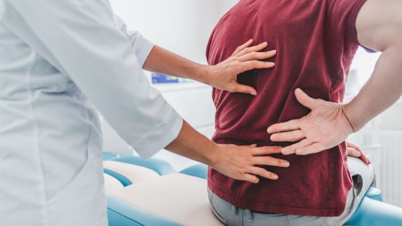 Đau lưng kéo dài: khi nào bình thường, khi nào cần đi khám ngay?